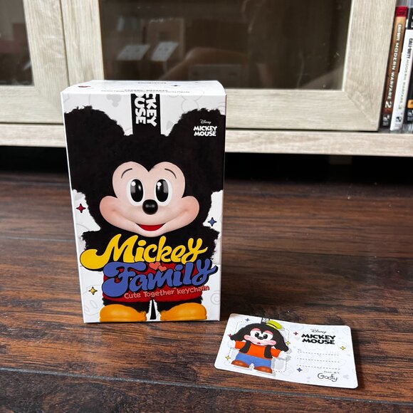 GOOFY- Mickey Family Cute Together Keychain Series- POP MART, 100% AUTHENTIC - Picture 1 of 5